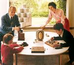 Familieidyl. Piet og Gerd Hein omkring 1967 med sønnerne Hugo og Jotun. Familien hygger sig med nogle af Piet Heins puslespil og hjernevridere. I den nye biografi kaldes billedet fra Rungsted 'opstillet familieidyl'. Foto gengivet i 'Piet Hein. Verdensdanskeren.' 