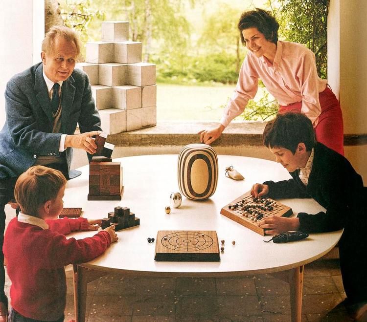 Familieidyl. Piet og Gerd Hein omkring 1967 med sønnerne Hugo og Jotun. Familien hygger sig med nogle af Piet Heins puslespil og hjernevridere. I den nye biografi kaldes billedet fra Rungsted 'opstillet familieidyl'. Foto gengivet i 'Piet Hein. Verdensdanskeren.' 