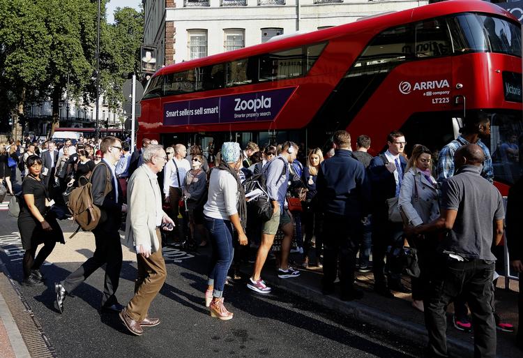 Prop. Cirka fire millioner indbyggere i London har i dag måttet se sig efter alternative transportmuligheder, idet hele undergrunden er lammet af strejke. 