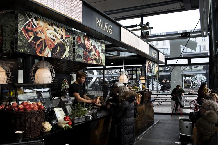 Modediæt. Folk bliver tiltrukket af nye diæter som f.eks. Stenalderkosten eller Palæo som Thomas Rode er fortaler for fordi de gerne vil leve et sundere liv. 