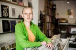 lp-pusher. I Insula Music i Blågårdsgade finder digteren Jesper Elving spændende og nye udgivelser, som man ikke nødvendigvis finder andre steder i byen. Foto: Mads Nissen 