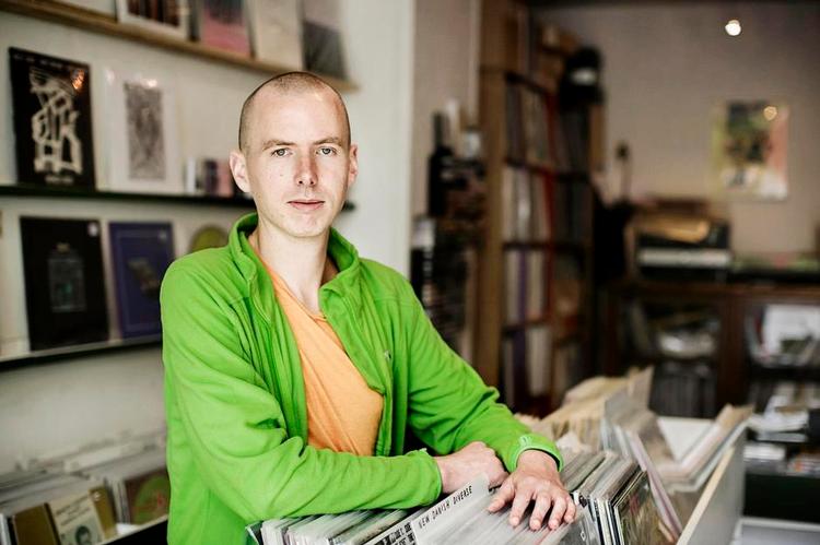 lp-pusher. I Insula Music i Blågårdsgade finder digteren Jesper Elving spændende og nye udgivelser, som man ikke nødvendigvis finder andre steder i byen. Foto: Mads Nissen 