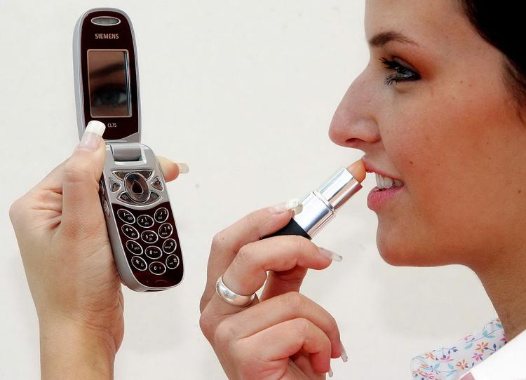smartphone. Modellen Sarah Schaumburg demonstrerer i 2005, hvordan man også kan bruge sin Siemens CL 75. 