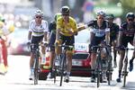 Tour-afslutning. Tony Martin holder sin armpå en måde,d er kan indikere et brækket kraveben efter styrtet på dagens etape. 