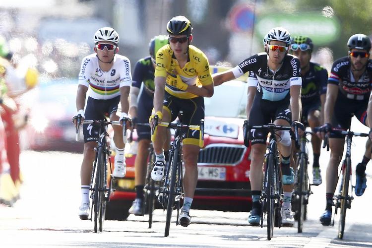 Tour-afslutning. Tony Martin holder sin armpå en måde,d er kan indikere et brækket kraveben efter styrtet på dagens etape. 