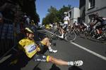Styrt. Indehaveren af den gule førertrøje, tyskeren Tony Martin, i asfalten efter spurt i opløbet på dagens tour-etape. 