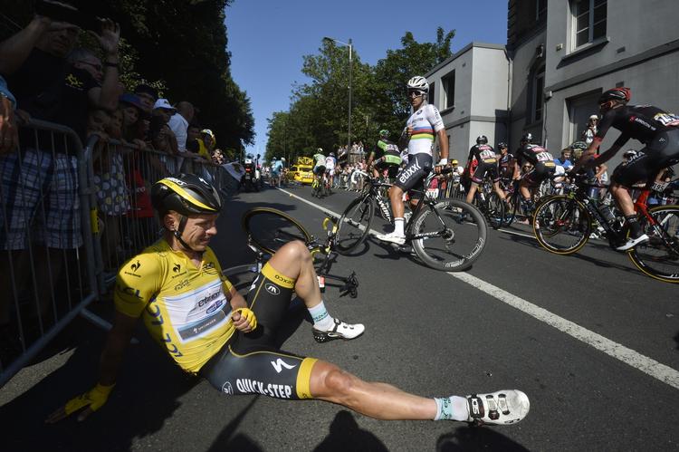 Styrt. Indehaveren af den gule førertrøje, tyskeren Tony Martin, i asfalten efter spurt i opløbet på dagens tour-etape. 