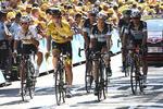 Tournedtur. Tony Martin holdt armen inde til kroppen, da han flankeret af holdkammerater kørte over målstregen efter et styrt kort før afslutningen på dagens etape. 