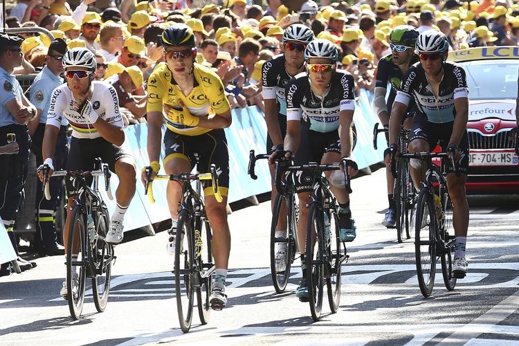 Tournedtur. Tony Martin holdt armen inde til kroppen, da han flankeret af holdkammerater kørte over målstregen efter et styrt kort før afslutningen på dagens etape. 