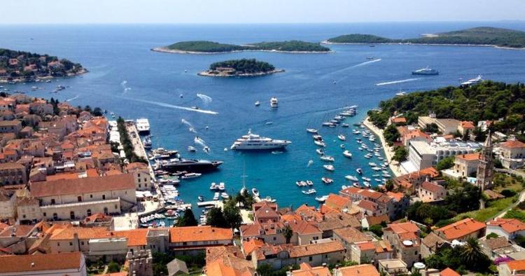 HVAR. Ferie- og badebyen er hyggelig og på inden måde en turistfælde. Læserfoto: Ole Kristensen 