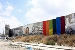 Streetart. Vægmaleriet opførte Khaled Jarrar i kølvandet på USA's højesterets historiske afgørelse, der i slutningen af juni gjorde det muligt for homoseksuelle at gifte sig i alle stater i USA. Men maleriet skulle ifølge Jarrar ikke forstås i direkte relation til loven. 