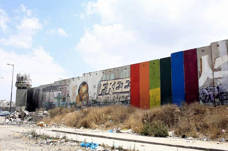 Streetart. Vægmaleriet opførte Khaled Jarrar i kølvandet på USA's højesterets historiske afgørelse, der i slutningen af juni gjorde det muligt for homoseksuelle at gifte sig i alle stater i USA. Men maleriet skulle ifølge Jarrar ikke forstås i direkte relation til loven. 