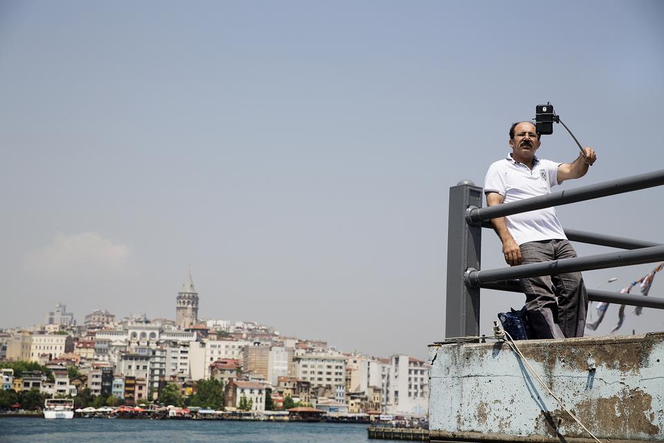 TYRKIET. I Istanbul er det ekstremt populært at tage selfier. Med eller uden stang 