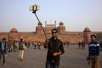 INDIEN. En turist snupper et billede af sig selv foran Red Fort i New Delhi. 