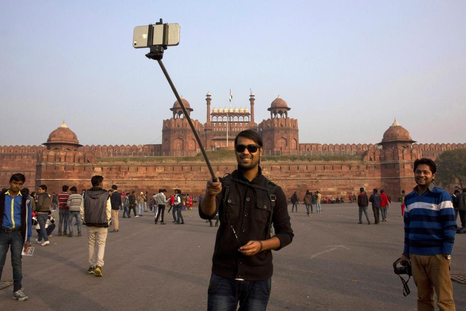INDIEN. En turist snupper et billede af sig selv foran Red Fort i New Delhi. 