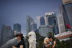 SINGAPORE. Højhusene danner en flot baggrund til selfien. 