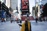 USA. Alene på Times Square i New York. Her hjælper selfiestangen, når man skal tage et billede af sig selv. 