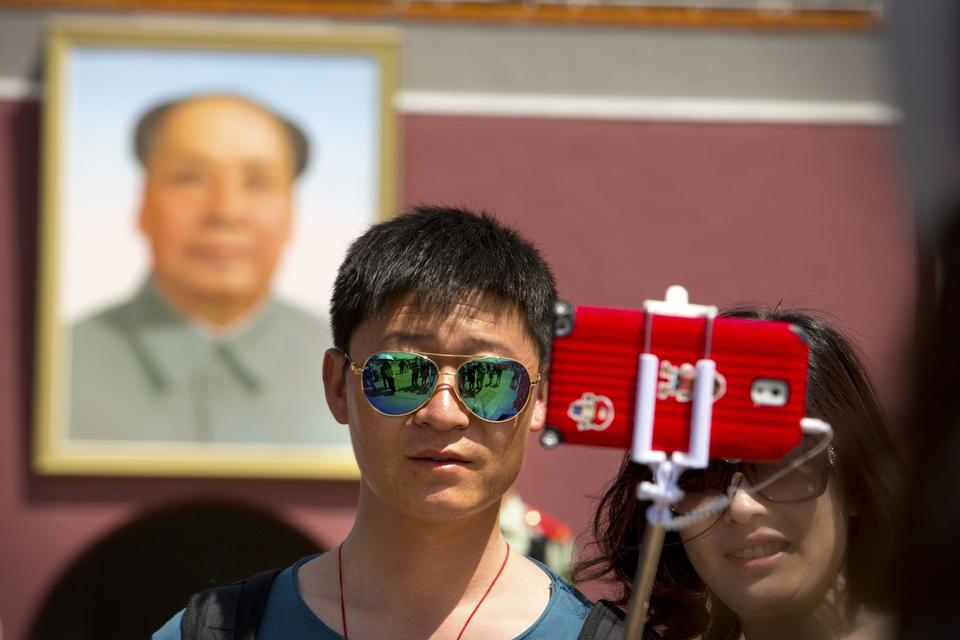KINA. Formand Mao kigger med. Og kommer sikkert også med på selfien i Beijing. 