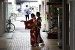 TOKYO. Et par turister har klædt sig i traditionelle japanske dragter. Det kræver en selfie. 