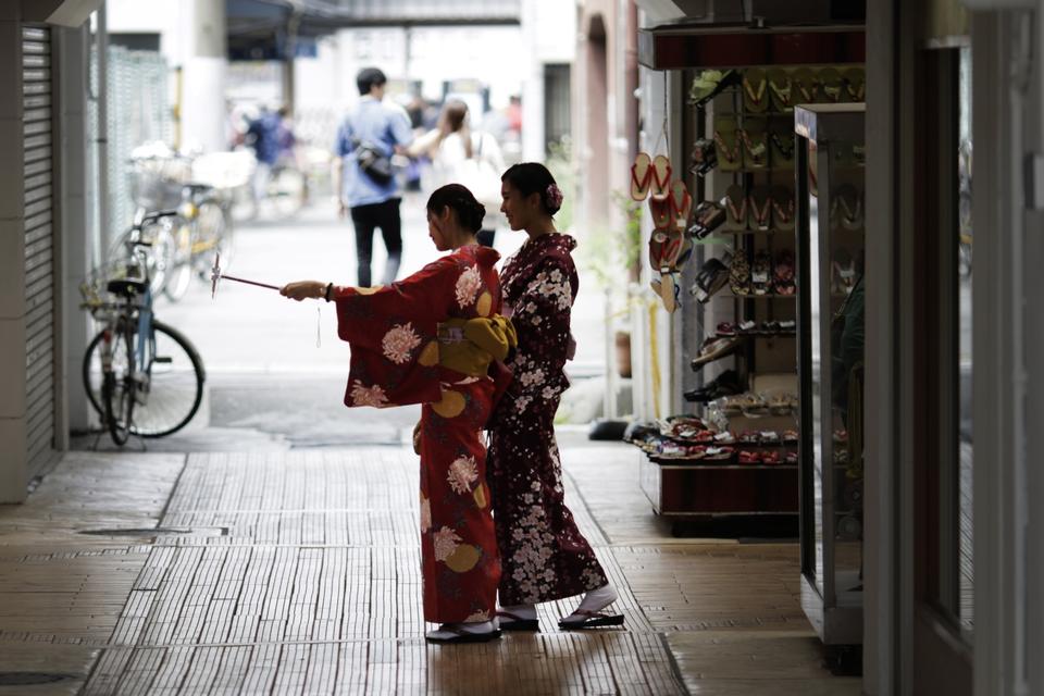 TOKYO. Et par turister har klædt sig i traditionelle japanske dragter. Det kræver en selfie. 