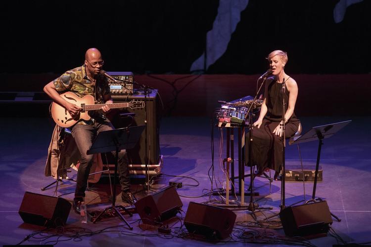 Lys. Lionel Loueke og Sissel Vera Pettersen klædte og inspirerede hinanden under Copenhagen Jazz festival torsdag. Foto: Miriam Dalsgaard 