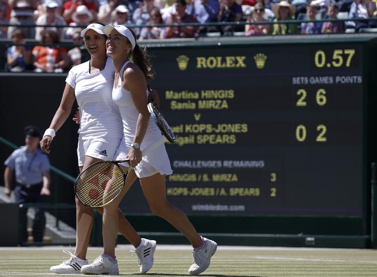 Legende. Martina Hingis (th.) og hendes indiske makker Sania Mirza er klar til Wimbledon-finalen i damedouble. 