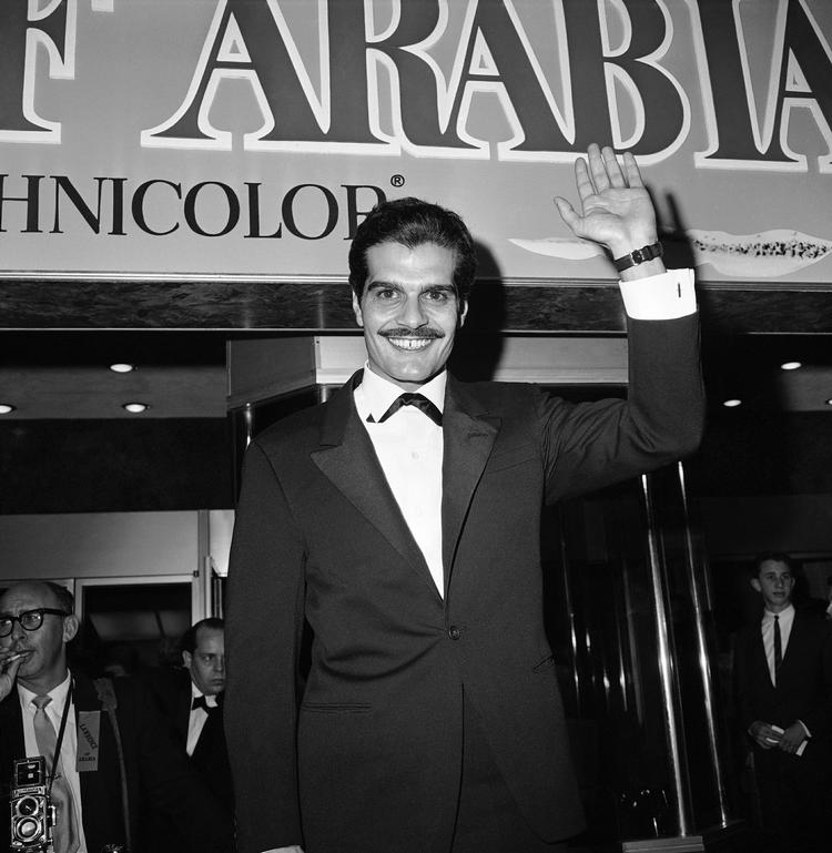 Dødsfald. Omar Sharif ankommer i 1962 til Hollywood-premieren på. 'Lawrence of Arabia'. 