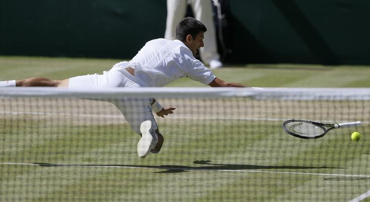 Semifinale. Novak Djokovic forsøger forgæves at returnere en bold i i kampen mod  Richard Gasquet. 