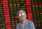 Argh. En investor i Shanghai kigger bekymret på kursudviklingerne under børsens nedtur. Noget af faldet blev indhentet torsdag og fredag. 