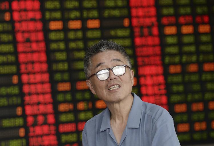 Argh. En investor i Shanghai kigger bekymret på kursudviklingerne under børsens nedtur. Noget af faldet blev indhentet torsdag og fredag. 