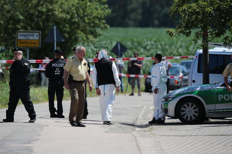 BERSÆRK. Politi og kriminalteknikere ved et af de gerningssteder, hvor en tysk mand åbnede ild mod flere tilsyneladende tilfældigt udvalgte ofre. To blev dræbt. 