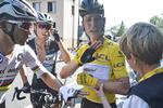 Smerter. Tony Martin blev tilset af en læge efter et voldsomt styrt kort før mål på gårsdagens etape. Martin blev opereret i dag, og er ude af Tour de France. 