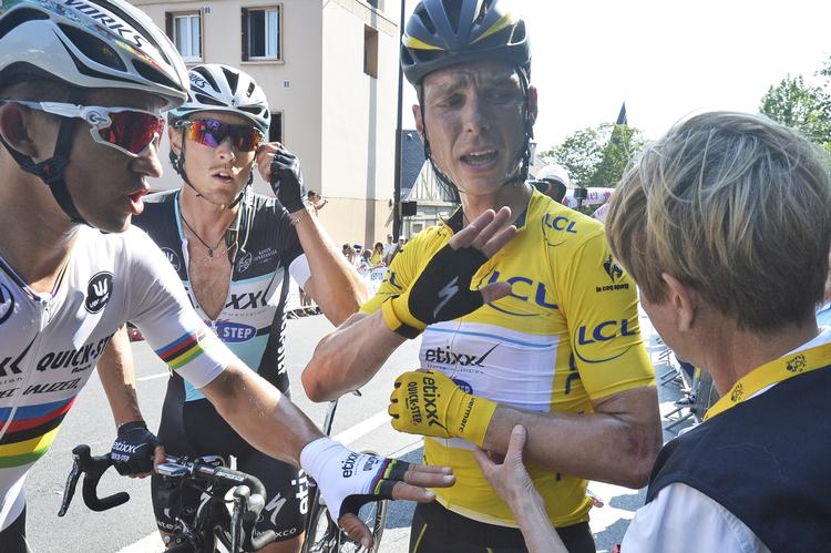 Smerter. Tony Martin blev tilset af en læge efter et voldsomt styrt kort før mål på gårsdagens etape. Martin blev opereret i dag, og er ude af Tour de France. 