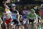 tour. Mark Cavendish jubler, da han kører først over målstregen foran Greipel i grønt. 