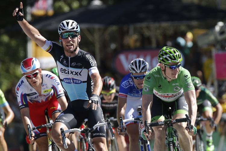 tour. Mark Cavendish jubler, da han kører først over målstregen foran Greipel i grønt. 