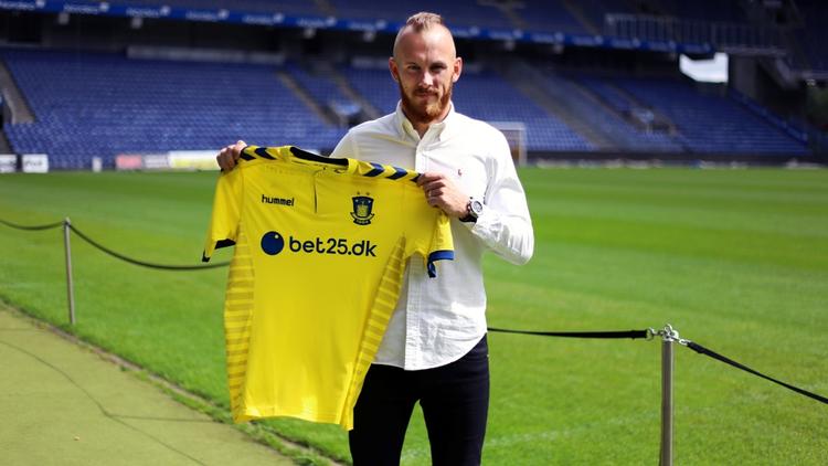 Ny. Eriksson er ikke helt uvant med at spille i gult og blåt. Han er noteret for en A-landskamp for Sverige samt 22 U-landskampe. 