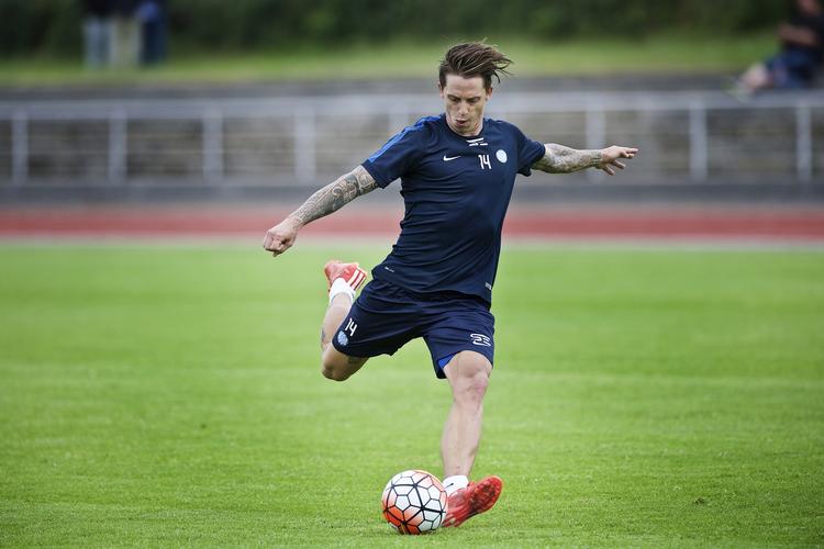 Mål. Nicki Bille er tilbage i dansk fodbold. Han åbnede målkontoen for Esbjerg med to scoringer i sidste testkamp mod Lyngby. 