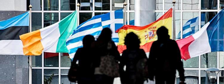 Statsgældskrise. Eurounionen er startet som et politisk projekt udløst af den tyske genforening. Den er startet på et dårligt økonomisk grundlag og har på 15 år udviklet sig stadig skævere, så nu har fortiden og en række undladelsessynder indhentet unionen, der i flere år fremover vil balancere på randen af en ny statsgældskrise. 