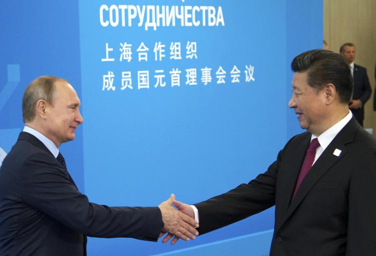 Kontrarevolution. Vladimir Putin har i Rusland indført love, som Kina har fundet inspiration i, der begrænser civilsamfundets muligheder for at holde regeringer ansvarlige. 