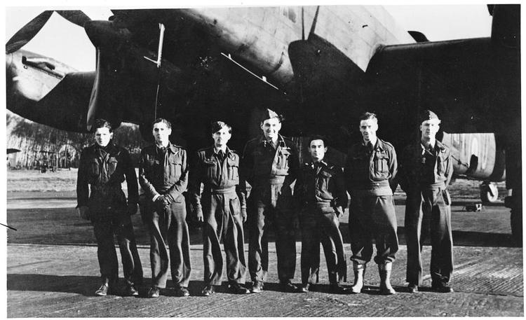 afgang. Besætningen på LL235, kort inden de skulle ud på en tidligere mission. Fra venstre: Douglas M.M. Harriis - den eneste, der overlevede nedskydningen ved Als. Frankie. J. Armstrong. Edward N. Thompson, kaptajn. John. Roy Redall. F.W. Harvey. John og Frankie, der kun optræder med fornavn i fortegnelsen, var ikke om bord, da flyet blev skudt ned. De var erstattet af G. Mc Clelland og A.E. Robbins. Fotoet stammer fra en dansk sygeplejerske, Frk. Møller, der havde kontakt med ofrenes familier. Se også: 'Airwar over Denmark', www.flensted.eu.com. 