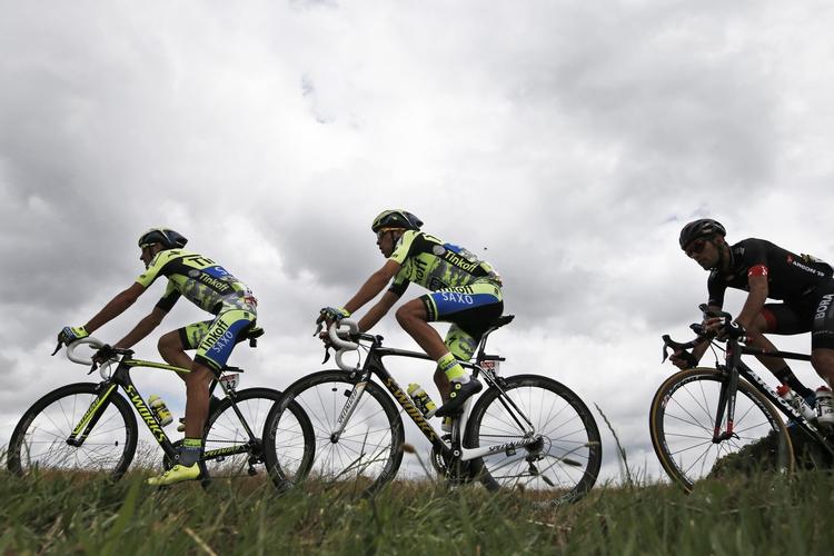 CYKLING. Nu skal den have fuld gas i holdløbet, lyder det fra Contador i midten af billedet. 
