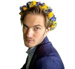 hit. YouTubes mest fulgte bruger er svenske PewDiePie med over 30 mio. abonnenter. Han bor i London med sin kæreste, der har 5 mio. følgere på sin egen kanal under navnet CutiePieMarzia. Foto: Imago Kamerapresshit. YouTubes mest fulgte bruger er svenske PewDiePie med over 30 mio. abonnenter. Han bor i London med sin kæreste, der har 5 mio. følgere på sin egen kanal under navnet CutiePieMarzia. 