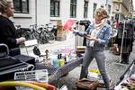 Indkøb. Den 40-årige sygeplejerske Sarah Mauritzen, der er enlig mor til to, tager ofte på loppemarked for helt målrettet at finde ting, hun decideret mangler. Alt fra sofapuder til tekande, autostol, cykelhjelm og børnetøj. Især til den mindste datter på 7 måneder, der vokser hurtigt, er der god økonomi i at købe brugt. 