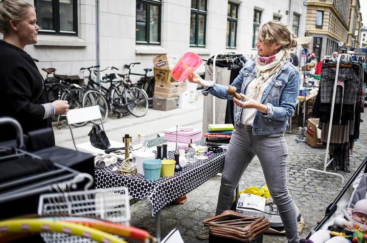 Indkøb. Den 40-årige sygeplejerske Sarah Mauritzen, der er enlig mor til to, tager ofte på loppemarked for helt målrettet at finde ting, hun decideret mangler. Alt fra sofapuder til tekande, autostol, cykelhjelm og børnetøj. Især til den mindste datter på 7 måneder, der vokser hurtigt, er der god økonomi i at købe brugt. 