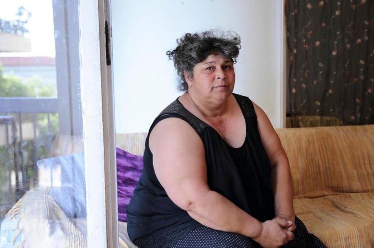 Bange. Katharina Kalamioti er bange for flere besparelser. Hendes håb er, at bankerne åbner igen. Derfor stemte hun alligevel ja ved folkeafstemningen. 