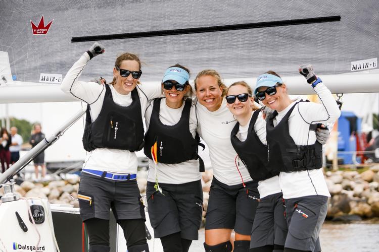 Verdensmestre.  Lotte Meldgaard, Anne Sofie Munk-Hansen, Josephine Nissen, Tina Gramkov og  Nina Grunow var bedst i vandte omkring Middelfart. 