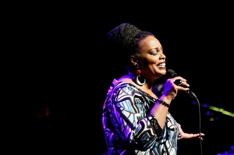 naturkraft. Dianne Reeves' karisma kommer indefra og udmønter sig i et boblende menneskeligt nærvær, hvor hun leverer varen, som var det en personlige gave til hver eneste gæst. 