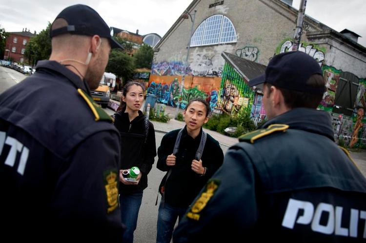 Advarsel. Det åbenlyse hashsalg på Fristaden får mange turister til at tro, at det er lovligt. At det modsatte er tilfældet kom også bag på de amerikanske turister Alex Lee og Melanie Eoff. 