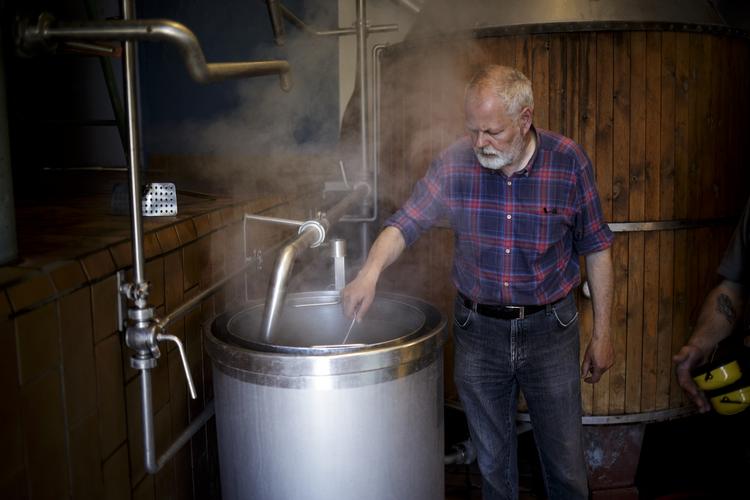 Bryghus. Selv om Ørbæk Bryggeri har fået bygget et nyt bryghus, får Niels Rømer stadig brygget nye specialøl i det oprindelige bryghus. 
