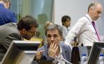 krav. Grækenlands finansminister, Euclid Tsakalotos, (i midten) har ikke fået fribillet til tag selv-bordet med nødlån. Et EU-topmøde har givet grækerne to dage til at vedtage reformer, før der kan forhandles om nye lån. 